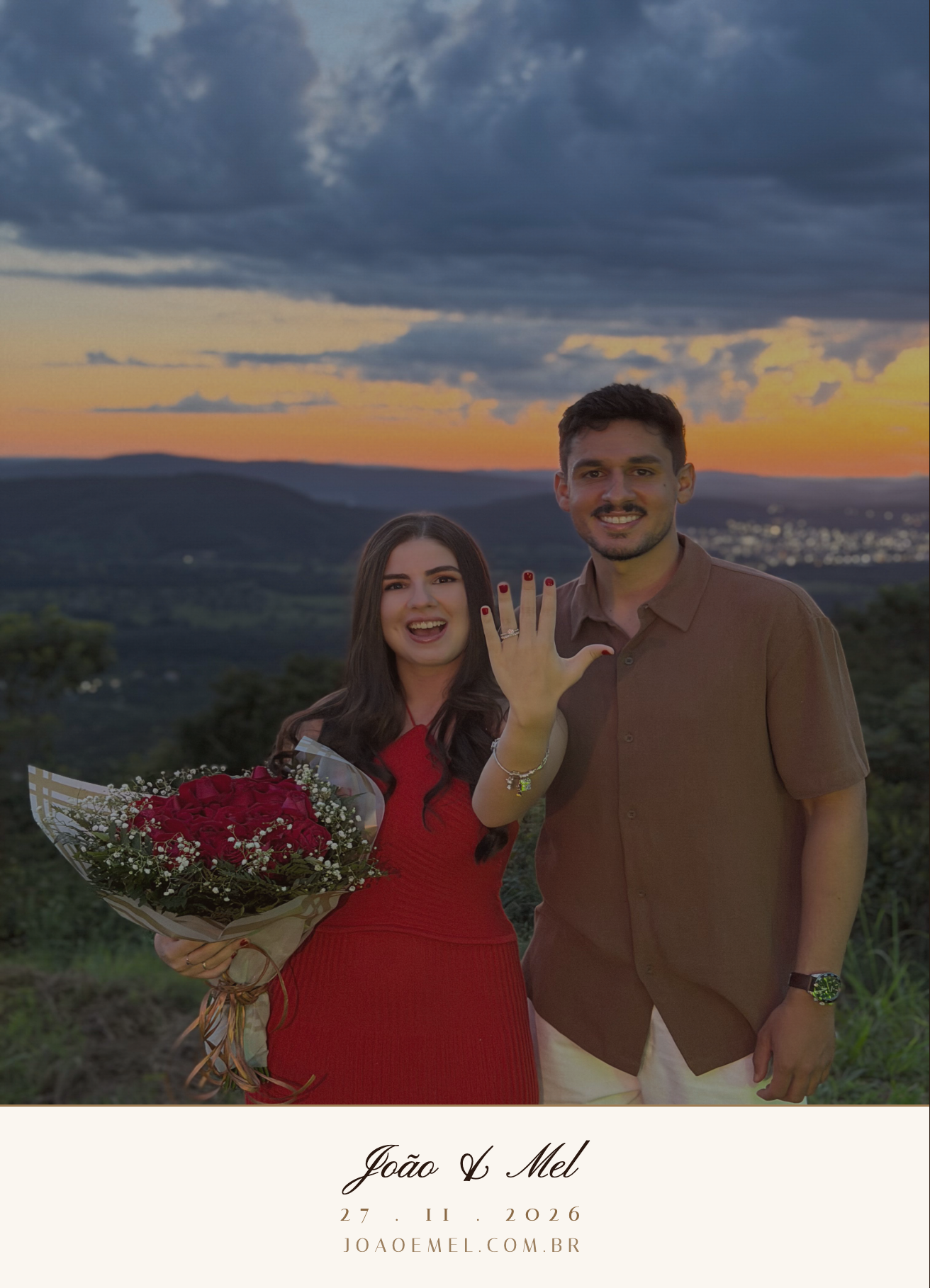 Foto de João e Mel no pôr-do-sol em Brasília. Mel mostrando o anel de noivado, segurando um buquê de rosas vermelhas. Abaixo da foto: João & Mel, 27 . 11 . 2026, joaoemel.day.